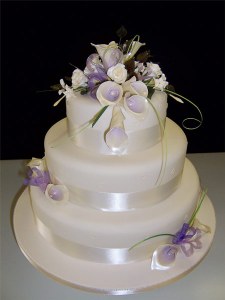 wedding-cake-lilac-lilies